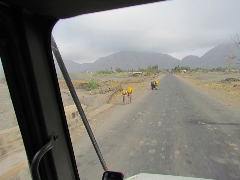 llevar agua a casa. el trabajo matutino de la mayoria de la poblacion rural
